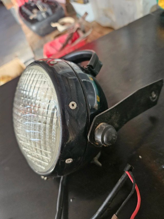 Faro moto clásico negro