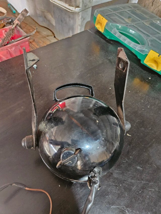 Faro moto clásico negro