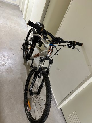 Bicicleta de Montaña Negra y Naranja