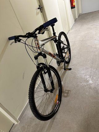 Bicicleta de Montaña Negra y Naranja