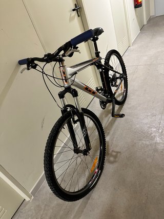 Bicicleta de Montaña Negra y Naranja