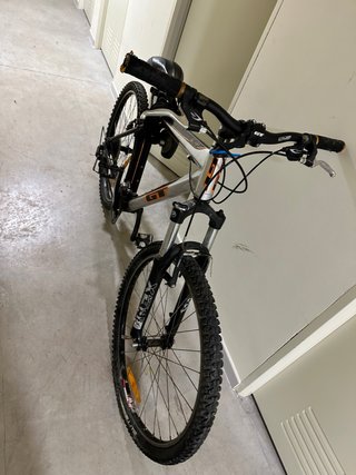 Bicicleta de Montaña Negra y Naranja