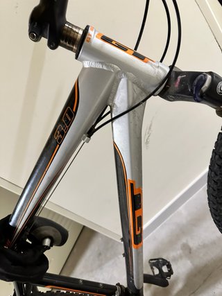 Bicicleta de Montaña Negra y Naranja