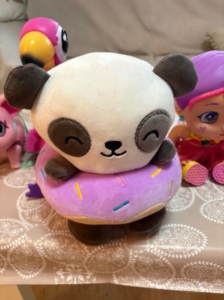 Cuna de muñecas rosa con muñecas/os.