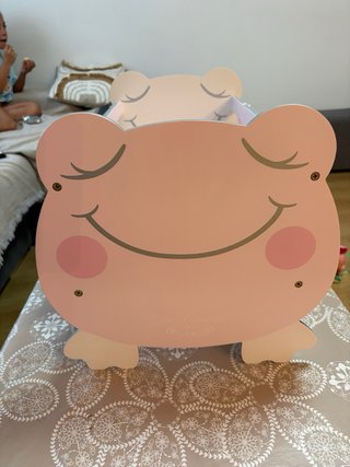 Cuna de muñecas rosa con muñecas/os.