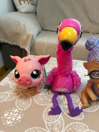Cuna de muñecas rosa con muñecas/os.