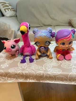 Cuna de muñecas rosa con muñecas/os.