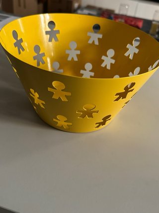 Portafrutta Alessi giallo in metallo