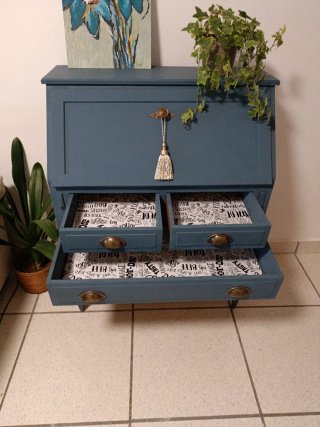 Escritorio antiguo restaurado azul