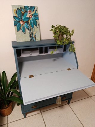 Escritorio antiguo restaurado azul