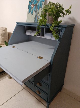 Escritorio antiguo restaurado azul