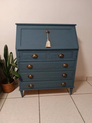 Escritorio antiguo restaurado azul