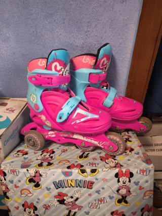 Patines infantiles rosas y azules con luces.