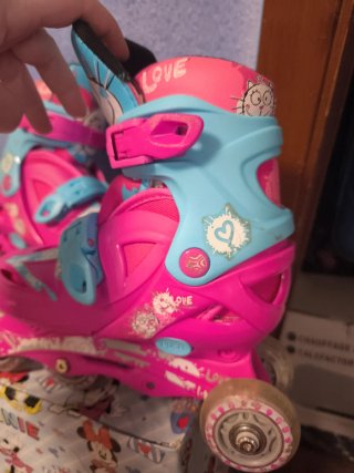 Patines infantiles rosas y azules con luces.