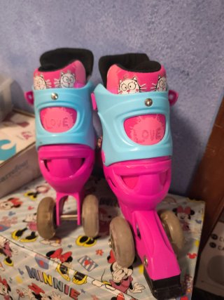 Patines infantiles rosas y azules con luces.
