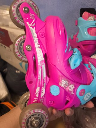 Patines infantiles rosas y azules con luces.
