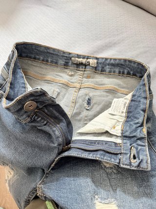 Pantalón corto vaquero desgarrado chico