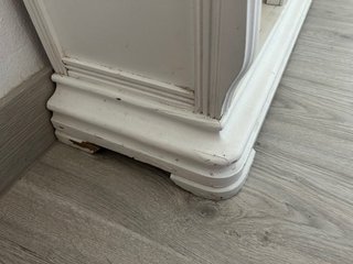 Mueble recibidor blanco con cajones