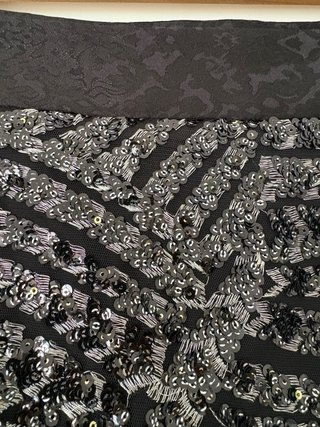 Falda corta lentejuelas negra y plateada