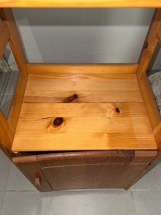Estantería de madera con cajón