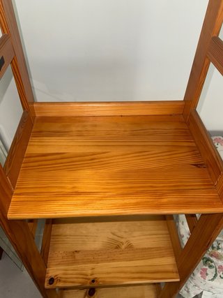 Estantería de madera con cajón