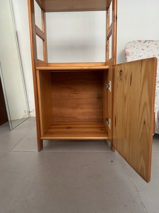 Estantería de madera con cajón