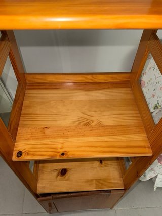 Estantería de madera con cajón