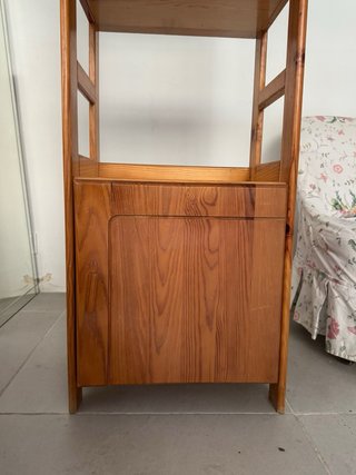 Estantería de madera con cajón