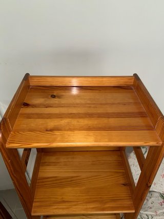 Estantería de madera con cajón