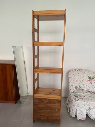Estantería de madera con cajón