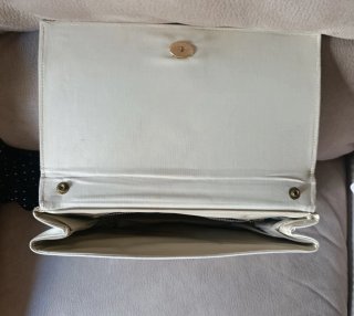 Cartera de mano blanca y marrón