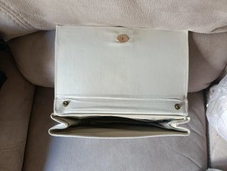 Cartera de mano blanca y marrón