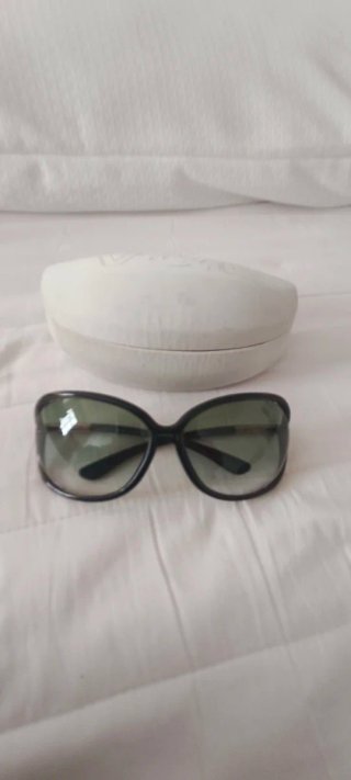 Gafas de sol negras y verdes