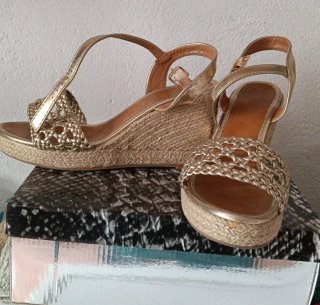 Sandalias cuña doradas talla 38