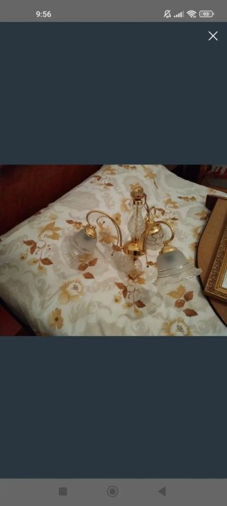 Lámpara de cristal y metal dorada
