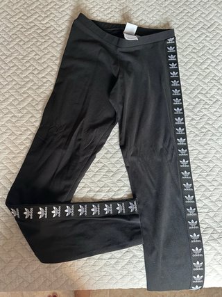 Leggings Adidas negros con logo