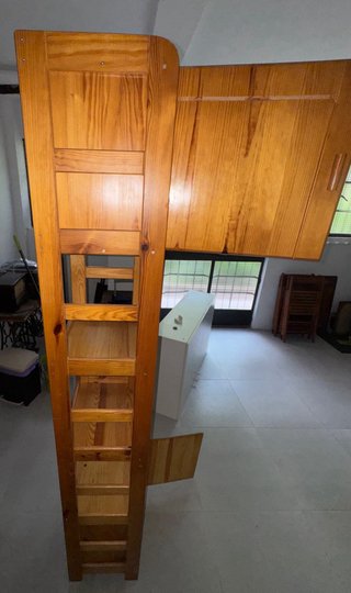 Estantería de madera alta