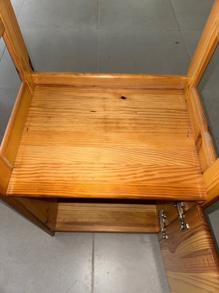 Estantería de madera alta