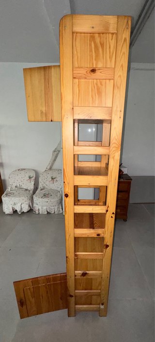 Estantería de madera alta