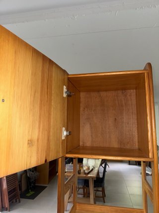 Estantería de madera alta