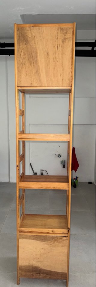 Estantería de madera alta