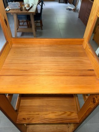 Estantería de madera alta
