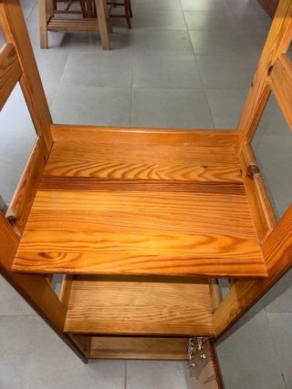 Estantería de madera alta