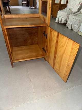 Estantería de madera alta