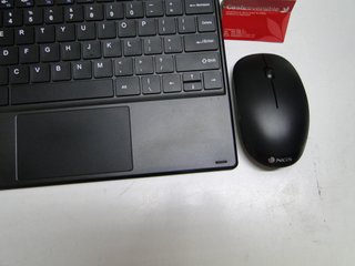 Tablet CHUWI  con Ratón y Teclado (181942)