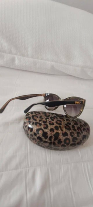 Gafas de sol negras con funda animal print