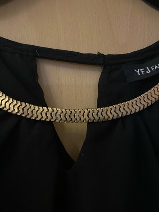 Top gasa negro con cadena dorada