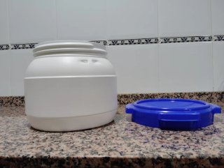 Bote estanco azul y blanco