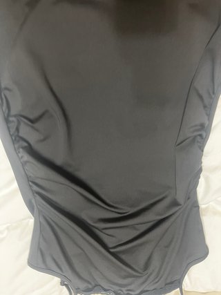 Vestido negro ajustado con encaje