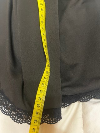 Vestido negro ajustado con encaje